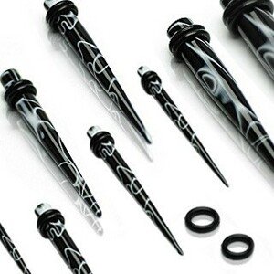 Akrylový taper do ucha, čierny s mramorovým vzorom, dve gumičky - Hrúbka: 8 mm