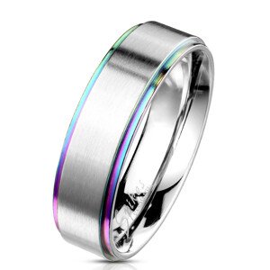 Oceľová obrúčka s matným pásom striebornej farby - okraje v dúhovom odtieni, 6 mm - Veľkosť: 67 mm