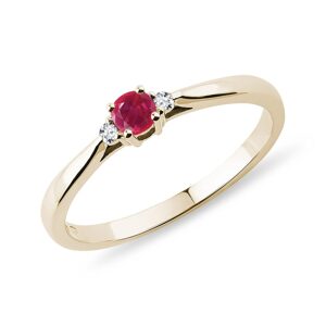 Zlatý zásnubný prsteň s rubínom a diamantmi KLENOTA