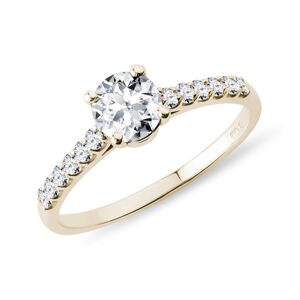 Zlatý zásnubný prsteň s 0,5ct diamantom a briliantmi KLENOTA