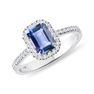 Luxusný zásnubný prsteň s cejlónskym zafírom a diamantmi KLENOTA