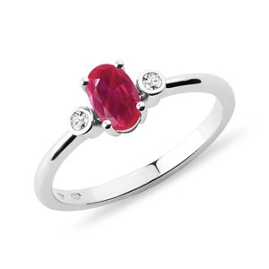 Prsteň z bieleho zlata s oválnym rubínom a bezel diamantmi KLENOTA